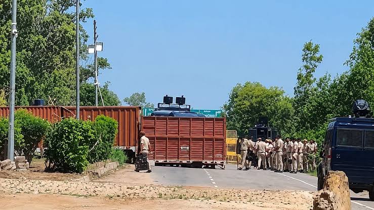 किसानों के दिल्ली कूच पर खनौरी बॉर्डर सील, चार-स्तरीय सुरक्षा के बीच रोका गया जत्था