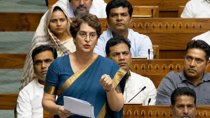 प्रियंका गांधी का अमित शाह पर हमला, बोलीं- छात्रों पर लाठी-पैलेट गन क्यों?