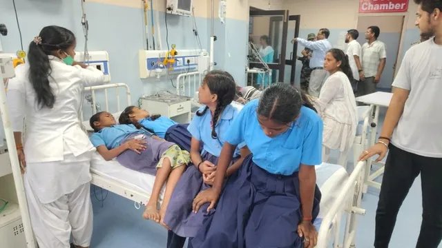 बिहारशरीफ में मिड-डे मील खाने के बाद 2 दर्जन से अधिक बच्चों की तबीयत बिगड़ी