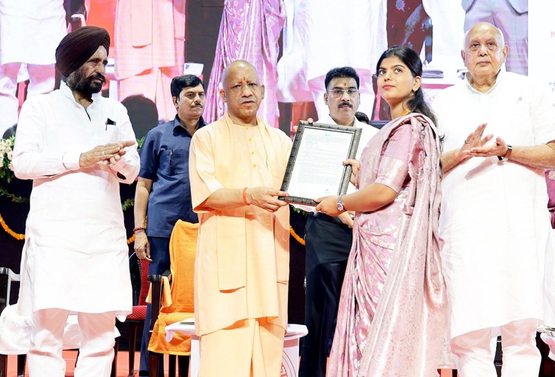 सीएम योगी ने 3572 युवाओं को दिए नियुक्ति पत्र, बोले- 6 महीने में देंगे एक लाख नौकरियां