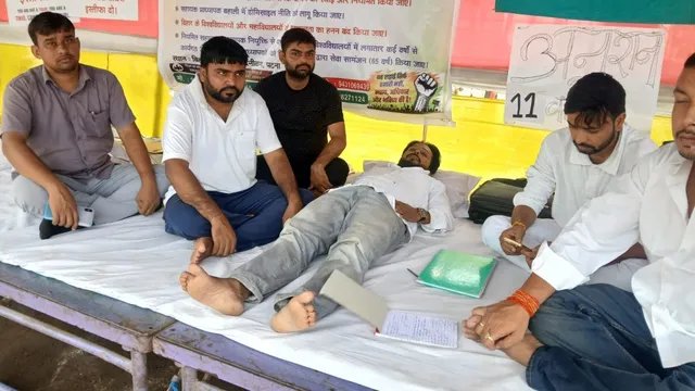 पटना में पीएचडी धारकों का आमरण अनशन 11वें दिन भी जारी, दो अभ्यर्थियों की हालत बिगड़ी