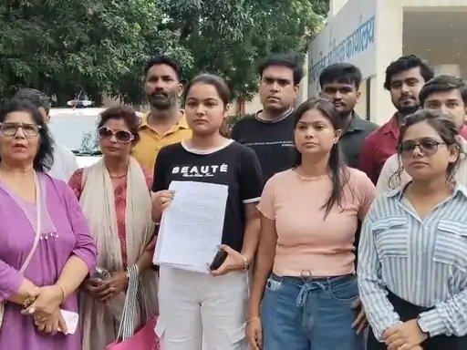 मुजफ्फरनगर: स्ट्रीट डॉग से मारपीट का आरोप, कार्रवाई की मांग को लेकर पुलिस ऑफिस पहुंचे डॉग लवर्स