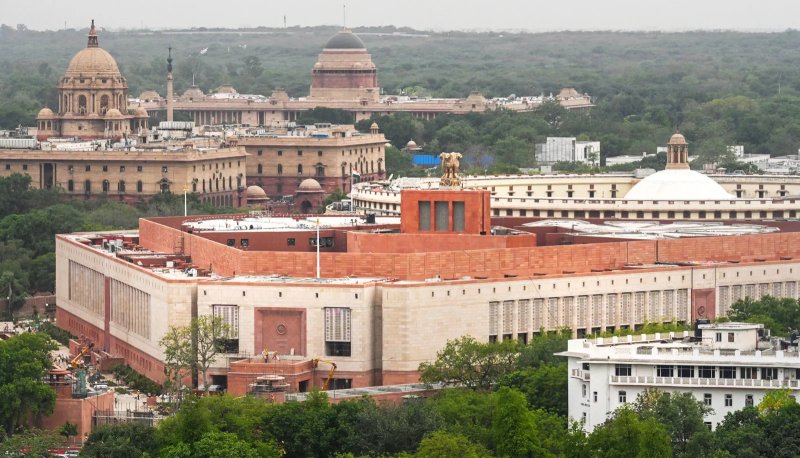 सुप्रीम कोर्ट में रिपोर्ट: लोकसभा के 251 और राज्यसभा के 75 सांसदों पर आपराधिक मामले