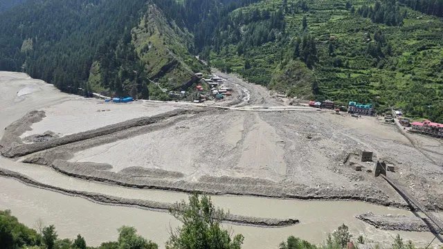 धराली आपदा के एक साल बाद भी नहीं भरे जख्म, मलबे के बीच जिंदगी फिर तलाश रही रास्ता