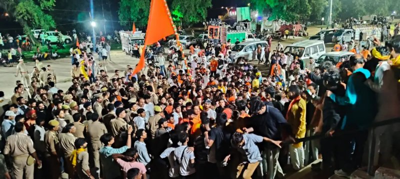 कन्नौज: डीजे और बड़ी कांवड़ को लेकर पुलिस-कांवड़ियों में विवाद, हंगामे के बाद कोतवाल ने दिया इस्तीफा