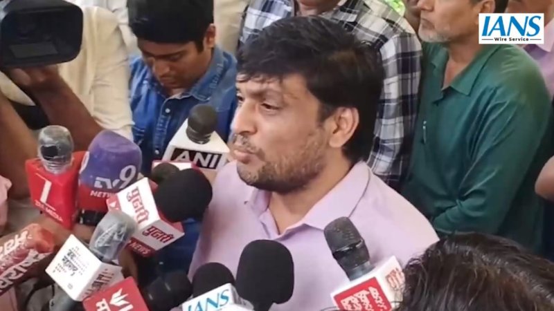 CJP में घमासान! कोर कमेटी को लेकर अभिजीत दीपके के घर के बाहर कार्यकर्ताओं का प्रदर्शन