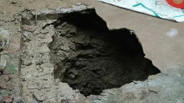 कानपुर में बारिश के बीच धंसी जमीन, आंगन में युवती गड्ढे में समाई; NDRF का रेस्क्यू जारी