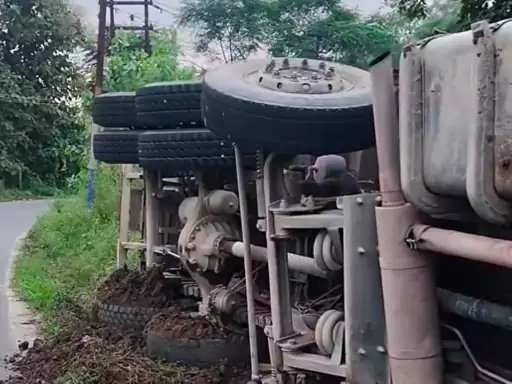 मुजफ्फरनगर में अनियंत्रित होकर पलटा ट्रक, चालक ने कूदकर बचाई जान