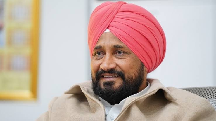 चन्नी का पंजाब सरकार पर बड़ा आरोप, बोले- बाहरी लोग चला रहे सरकार, सीएम-मंत्रियों से ज्यादा सैलरी