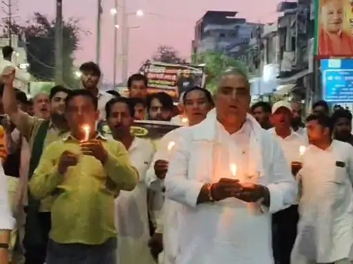 पुरकाजी में रोहन राठी के समर्थन में कैंडल मार्च, सभी आरोपियों की गिरफ्तारी की मांग