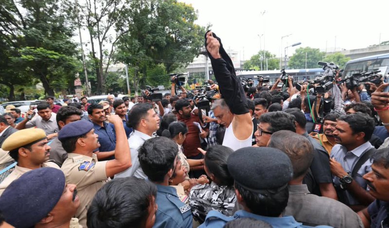 तेलंगाना विधानसभा में हंगामा, बीआरएस नेताओं की पुलिस से धक्का-मुक्की; दो एमएलसी गिरफ्तार