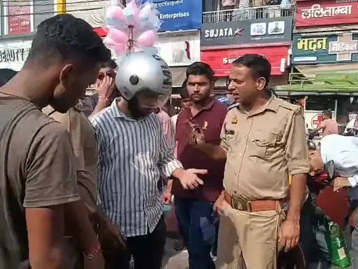 मुजफ्फरनगर: शिव चौक पर डंपर ने स्कूटी को मारी टक्कर, महिला और बच्चा घायल