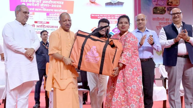 सैफई महोत्सव और बर्मिंघम की बग्गी में उलझीं सरकारें, कारीगरों पर नहीं दिया ध्यान: योगी का सपा पर निशाना