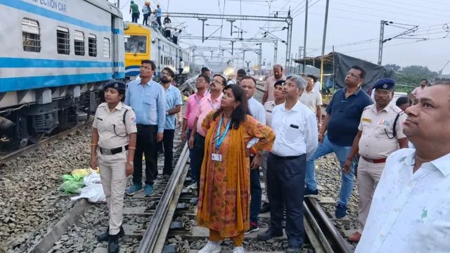 65 घंटे बाद फरक्का रेल रूट पर बहाल हुआ परिचालन, 6 फीट मिट्टी धंसने से थमी थी ट्रेनों की रफ्तार