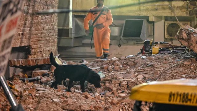 नोएडा में जर्जर मकानों पर सख्ती, नोटिस जारी कर खाली कराने की तैयारी