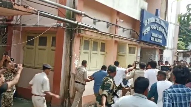 बंगाल: सिलीगुड़ी कोर्ट में TMC नेता काजल घोष पर अंडे फेंके, लगे ‘चोर-चोर’ के नारे
