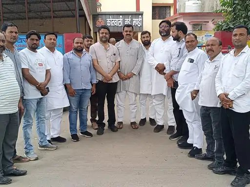मुजफ्फरनगर में विवादित होर्डिंग को लेकर सपा-भाजपा आमने-सामने, तीन पर कार्रवाई