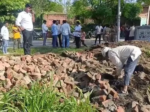मुजफ्फरनगर में सरकारी जमीन से कब्जा हटाने पहुंची टीम से अभद्रता, लेखपाल से मारपीट का आरोप