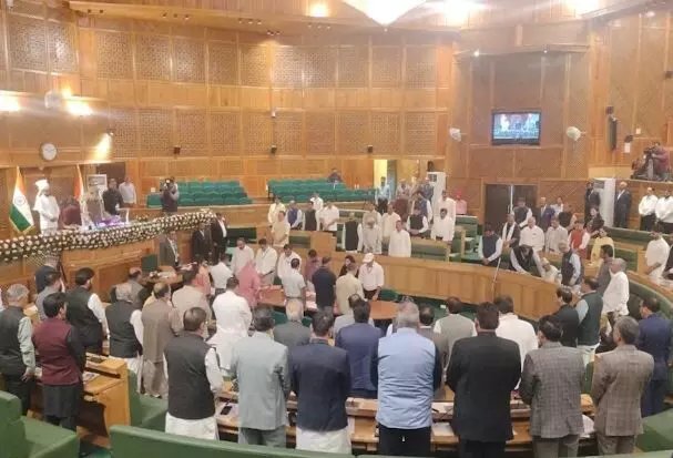 J&K विधानसभा में जमकर नारेबाजी और धक्कामुक्की, पूर्ण राज्य के दर्जे की मांग पर विपक्ष का हंगामा