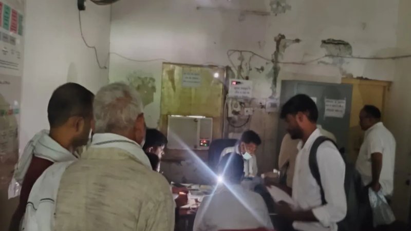 आजमगढ़: जिला अस्पताल में 2 घंटे गुल रही बिजली, टार्च की रोशनी में मरीजों की जांच