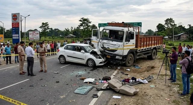 असम में भीषण सड़क हादसा, कार-ट्रक की टक्कर में पांच लोगों की मौत