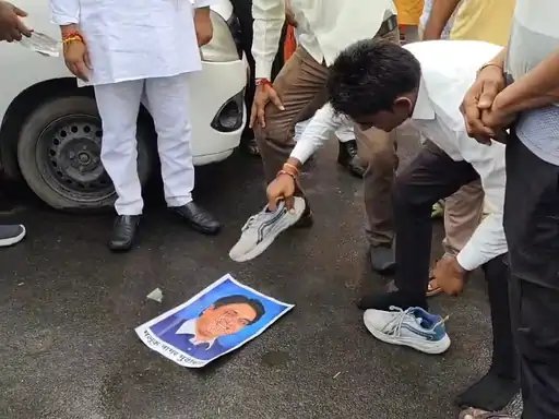 मुजफ्फरनगर में सपा कार्यकर्ताओं का प्रदर्शन, मलूक नागर के खिलाफ जताया विरोध