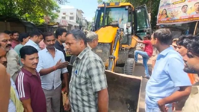 हमीरपुर में अतिक्रमण हटाने पहुंची पालिका टीम, विधायक ने बुलडोजर के सामने खड़े होकर जताया विरोध