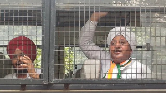 चंडीगढ़ में कांग्रेस कार्यकर्ताओं का हंगामा, पुलिस से खींचतान; कई देर तक प्रभावित रहा ट्रैफिक