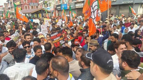 श्रीनगर में सियासी घमासान, NC ने BJP दफ्तर की ओर बढ़ने की कोशिश की