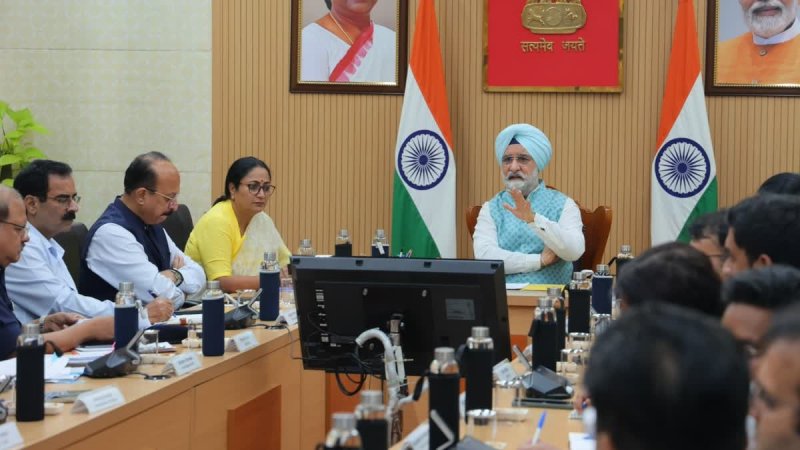 दिल्ली में छात्रों की सुरक्षा पर LG का सख्त आदेश, PG-हॉस्टल और किराए के मकानों में पुलिस करेगी सीधा संवाद