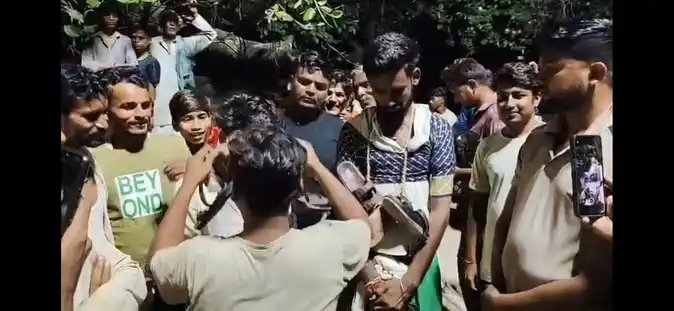 फसल सर्वे में रुपये लेने के आरोप पर हंगामा, महोबा में दो सर्वेयरों को महिलाओं के कपड़े पहनाकर घुमाया