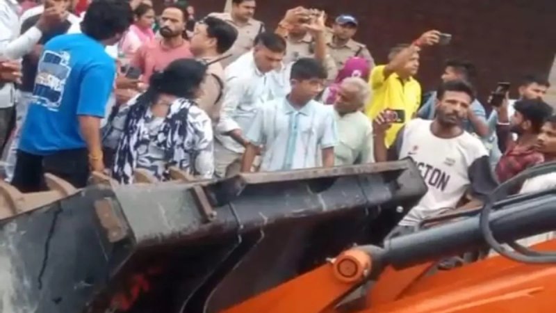 नाबालिग से दुष्कर्म के बाद होटल में पथराव और हंगामा, बुलडोजर लेकर पहुंचे लोग