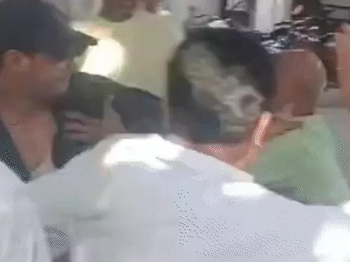 मुजफ्फरनगर कचहरी में 500 रुपये के लिए चाचा-भतीजे में मारपीट, जमकर चले लात-घूंसे
