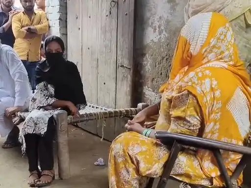 मुजफ्फरनगर में प्रेमी के घर पहुंची नाबालिग, निकाह की जिद पर चौखट पर बैठी; वीडियो वायरल