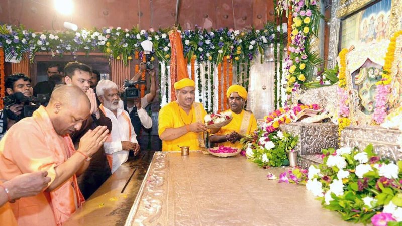 जन्माष्टमी पर मथुरा पहुंचे सीएम योगी, बोले- भावनाओं के अनुरूप विकसित होगा पूरा ब्रज