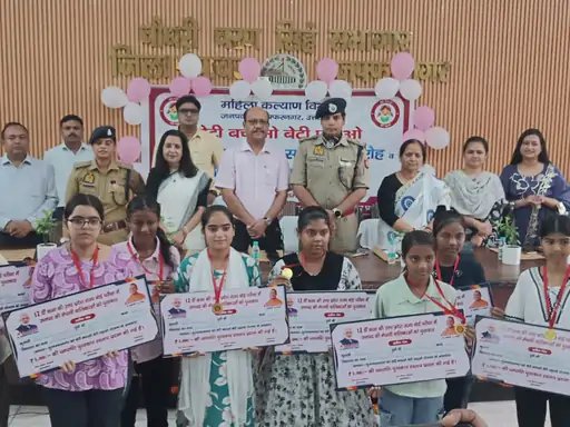 यूपी बोर्ड में शानदार प्रदर्शन करने वाली 22 छात्राएं सम्मानित, पांच बच्चों को लैपटॉप