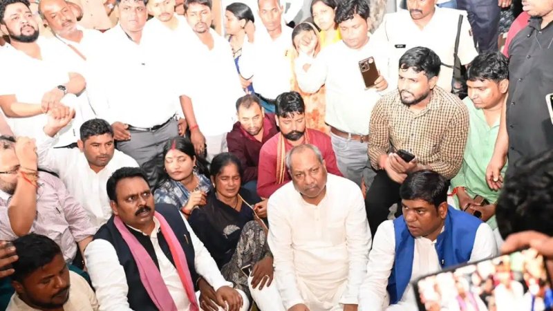 गोंडा के बर्तन व्यापारी की लखनऊ में मौत, मंत्री संजय निषाद KGMU में धरने पर बैठे