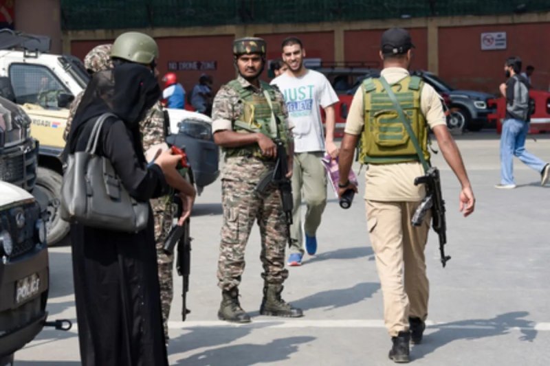 जम्मू-कश्मीर के शोपियां और कुलगाम में CIK की छापेमारी, कई आवासीय ठिकानों पर तलाशी