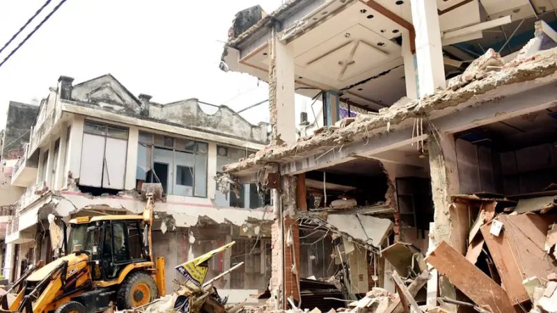 मेरठ के शास्त्रीनगर में छह अवैध निर्माणों पर चला बुलडोजर, फूट-फूटकर रोए लोग
