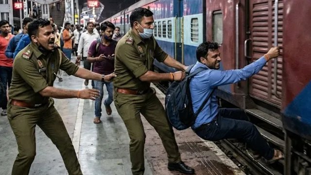 आगरा कैंट पर चलती साबरमती एक्सप्रेस में फंसा यात्री, GRP जवानों ने खींचकर बचाई जान
