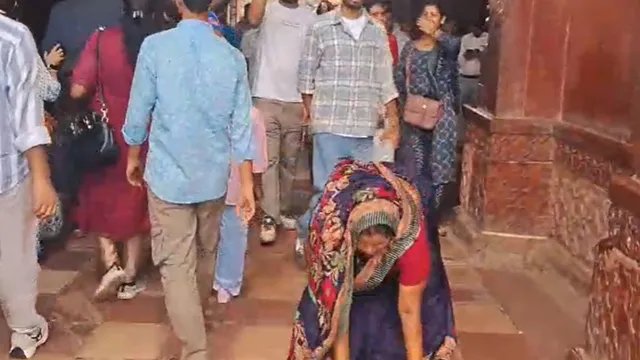ताजमहल में चप्पल उतारकर पर्यटकों ने जोड़े हाथ, ‘बम-बम भोले’ के उद्घोष का वीडियो वायरल