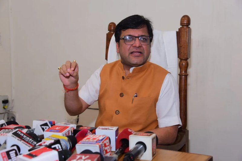 उत्तर प्रदेश में आबकारी विभाग का राजस्व बढ़ा, अवैध शराब पर भी सख्ती