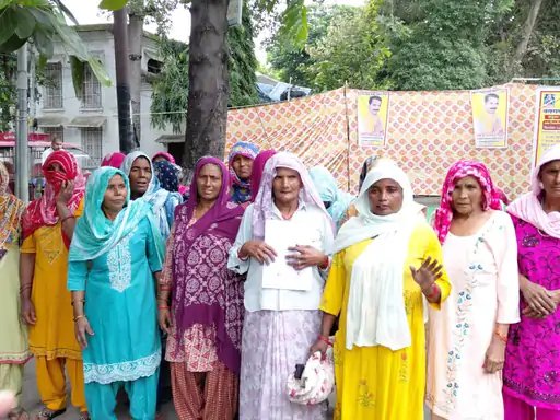 मुजफ्फरनगर में जमीन विवाद को लेकर कलेक्ट्रेट पहुंचीं महिलाएं, जेसीबी चलाने का आरोप