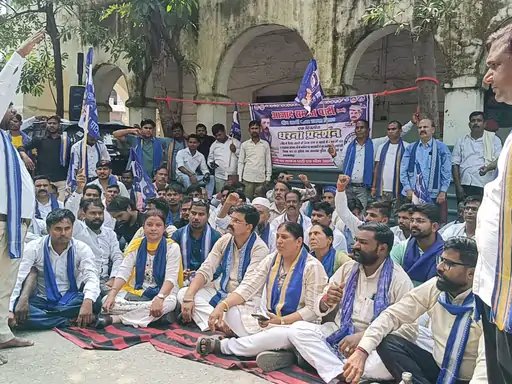 मुजफ्फरनगर कलेक्ट्रेट में भीम आर्मी का प्रदर्शन, राष्ट्रपति के नाम सौंपा ज्ञापन