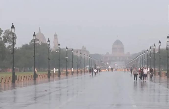 दिल्ली-एनसीआर में सुबह फिर बरसे बादल, उमस से मिली राहत