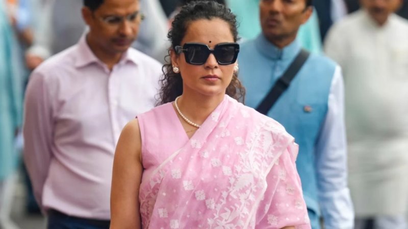 ‘आपके कानों पर जूं नहीं रेंगती’, मंडी में अधिकारियों पर भड़कीं कंगना; विकास कार्यों पर जताई नाराजगी