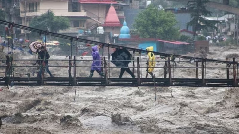 उत्तराखंड में भारी बारिश का अलर्ट, कई जिलों में रेड और ऑरेंज चेतावनी जारी