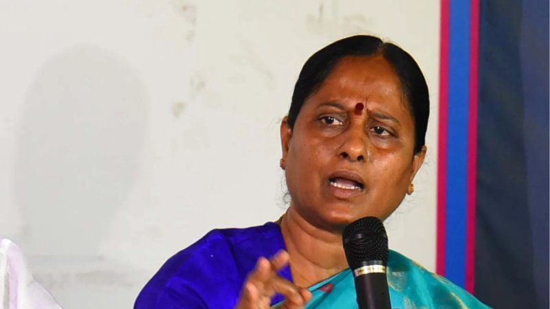 तेलंगाना में बड़ा सियासी फेरबदल, CM रेवंत रेड्डी ने मंत्री कोंडा सुरेखा को कैबिनेट से हटाया