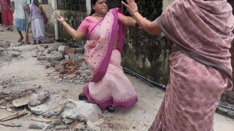 हमीरपुर: नगर पंचायत अध्यक्ष और पूर्व अध्यक्ष में सड़क पर हाथापाई, वीडियो सोशल मीडिया पर वायरल