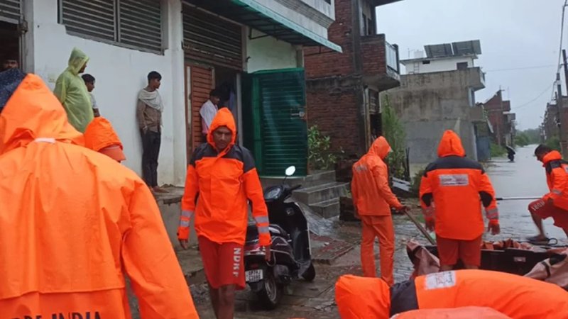 कानपुर: पांडु नदी का जलस्तर बढ़ा, 16 परिवारों को सुरक्षित स्थानों पर पहुंचाया गया